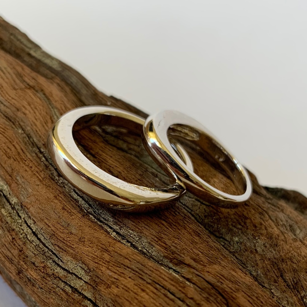 Asymmetrical band ring